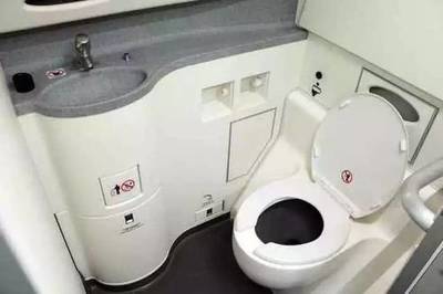 飞机上怎么冲厕所