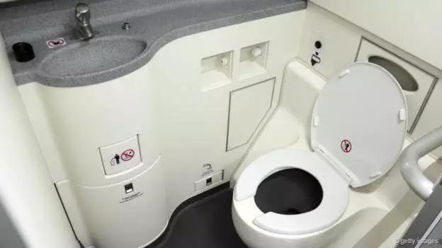 飞机上怎么冲厕所