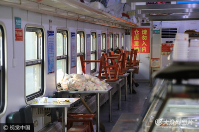 绿皮火车餐车