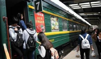 绿皮火车餐车