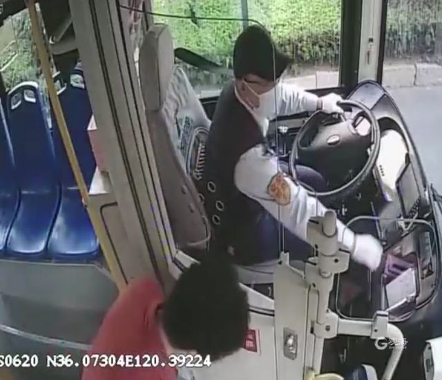青岛228路公交车