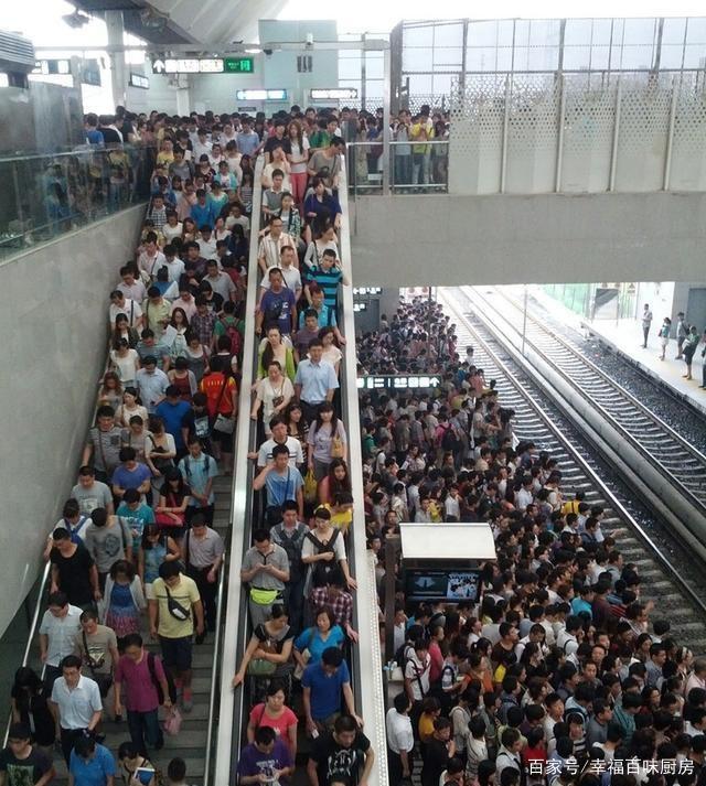 拥挤的地铁