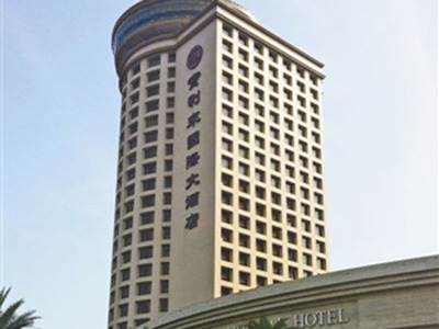 宝丽来酒店