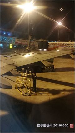 半夜下飞机机场让呆吗