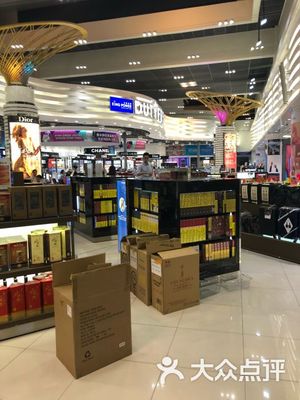 廊曼机场有免税店吗