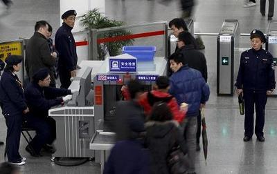 上海地铁安检员