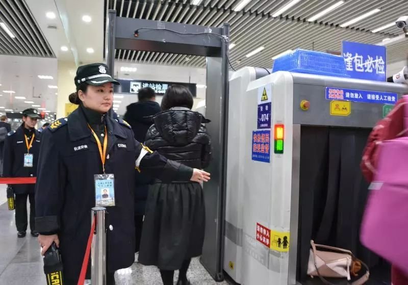 上海地铁安检员