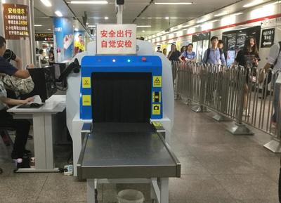 上海地铁安检员
