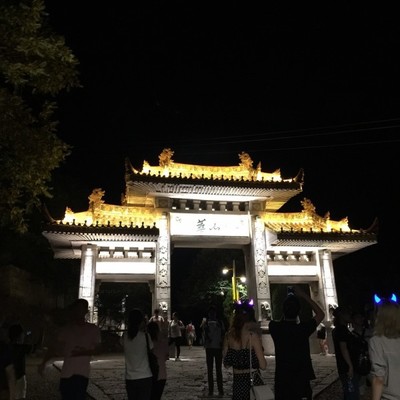 华山晚上几点关门